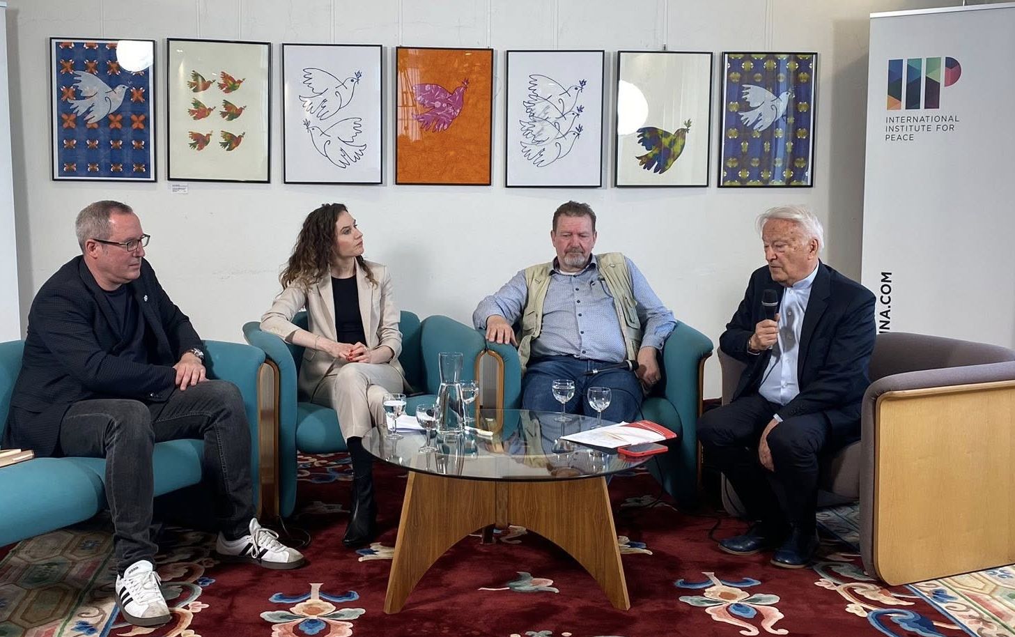 Buchpräsentation und Diskussion: Medien und Haltung in Zeiten des Krieges